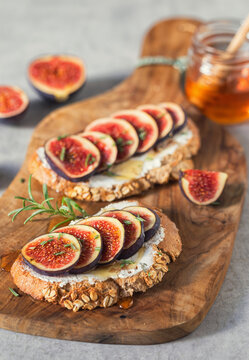 Bruschetta with figs, honey and goat cheese for the breakfast