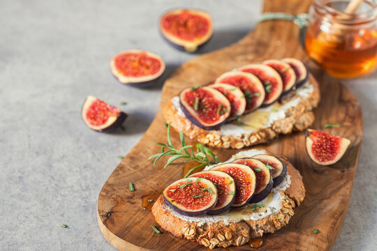 Bruschetta with figs, honey and goat cheese for the breakfast