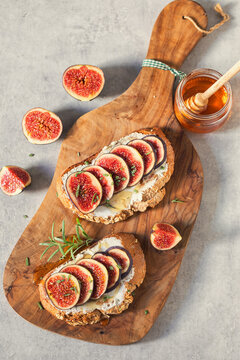 Bruschetta with figs, honey and goat cheese for the breakfast