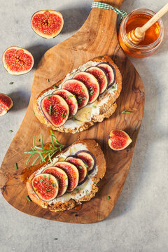 Bruschetta with figs, honey and goat cheese for the breakfast