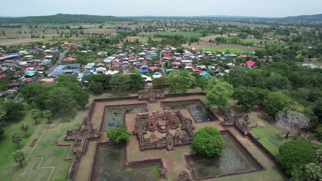 ブリラムのムアンタム遺跡の空撮　ปราสาทเมืองต่ำ บุรีรัมย์ บุรีรัมย์　Prasat Hin Mueang Tam, Buri Ram　Drone Shooting