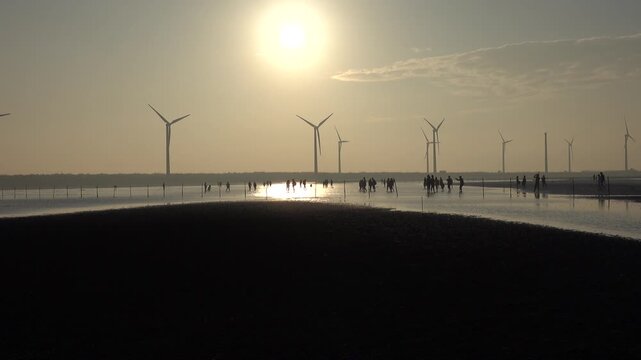 Sunset over wind turbines and tidal flats at Gaomei Wetlands in Taichung, Taiwan / 台湾・台中の高美湿地 夕陽に染まる干潟と風力発電の風車