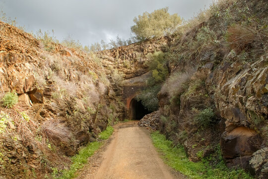 T&uacute;nel de la v&iacute;a verde del Guadiana junto a la aldea del Puerto de la Laja en Huelva, Espa&ntilde;a. T&uacute;nel en el antiguo camino del ferrocarril de mineral, hoy en d&iacute;a usado para senderismo y cicloturismo.