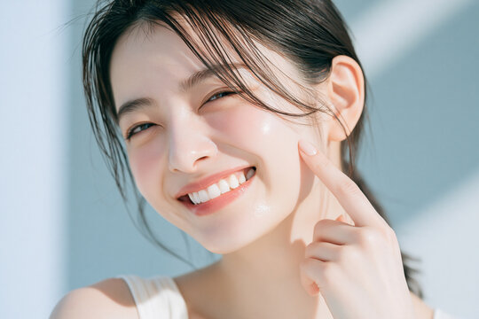 爽やかで透明感のある美しい肌の笑顔の女性