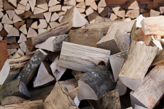 Ges&auml;gtes Brennholz f&uuml;r den Ofen im Winter