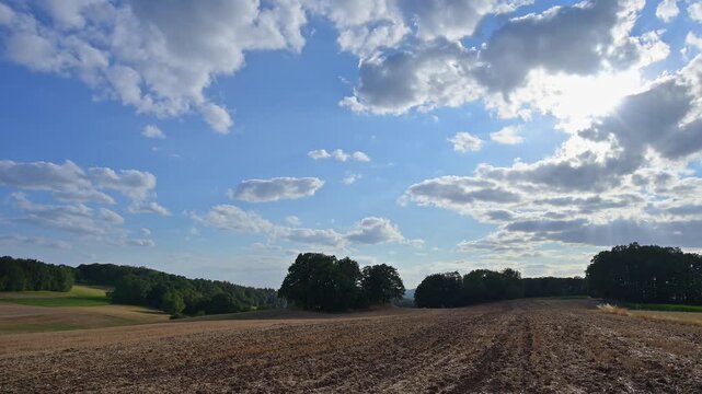Abgeerntete Feldlandschaft, erstreckt sich unter einem leicht bew&ouml;lkten blauen Sommer Himmel, B&ouml;llstein, Brombachtal, Odenwald, Hessen, Deutschland
