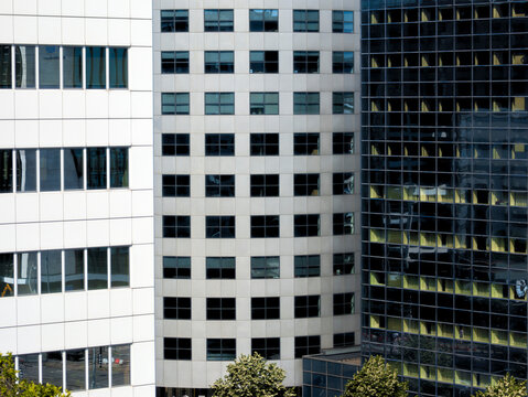 Fachadas contiguas de tres edificios modernos