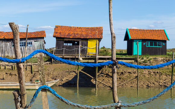 Cabanes ostr&eacute;icoles sur le canal &agrave; La Tremblade - France