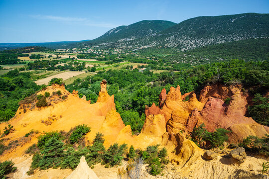 Vue du Colorado proven&ccedil;al, lieu d'extraction de l'ocre, dans le d&eacute;partement du Vaucluse - France