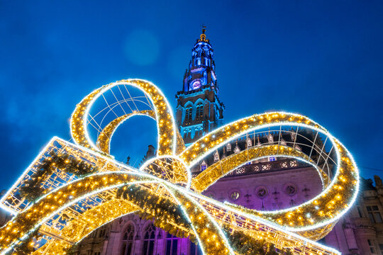 Le beffroi et les d&eacute;corations de No&euml;l sur la place illumin&eacute;e d'Arras, en France.