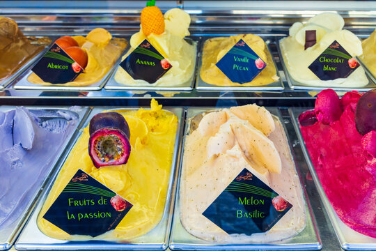 Parfums de glace en vitrine - France