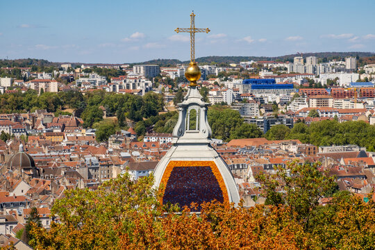 Vue a&eacute;rienne du d&ocirc;me de la cath&eacute;drale et de la vieille ville de Besan&ccedil;on - France