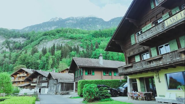 スイスのブリエンツ湖近郊の風景、春の晴れた朝