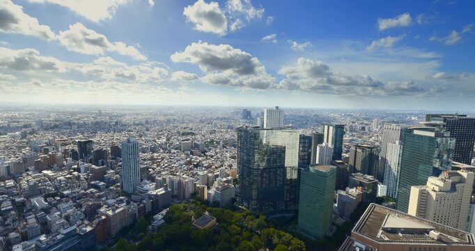 東京都庁展望室から望むビル群と街の景色