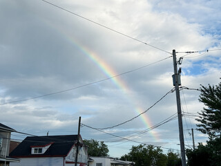 Un poteau électrique en ville et un arc-en-ciel, Québec, Canada. © Pascal Huot