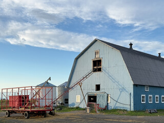 Vieille grange dans la campagne du Québec, au Canada, sur fond de ciel bleu. © Pascal Huot