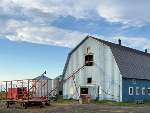 Vieille grange dans la campagne du Qu&eacute;bec, au Canada, sur fond de ciel bleu.