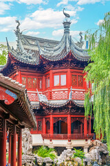 Obraz premium Shanghai, China, ancient red wooden pavilion of the old town (Nanshi) featuring ornamental phoenix and dragons on the roof