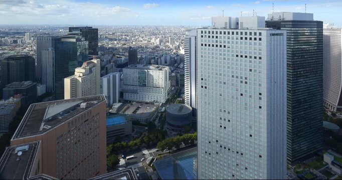 東京都庁展望室から望むビル群と街の景色