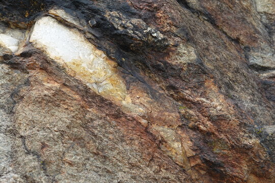 Filon de granite clair dans une roche