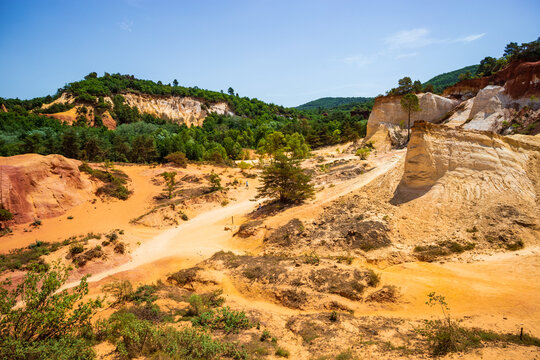 Le Colorado proven&ccedil;al, lieu d'extraction de l'ocre, dans le d&eacute;partement du Vaucluse (France).