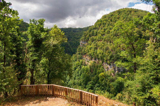 Les gorges de Nouailles, un canyon profond aux sentiers sinueux et parfois escarp&eacute;s dans le Massif du Jura - France