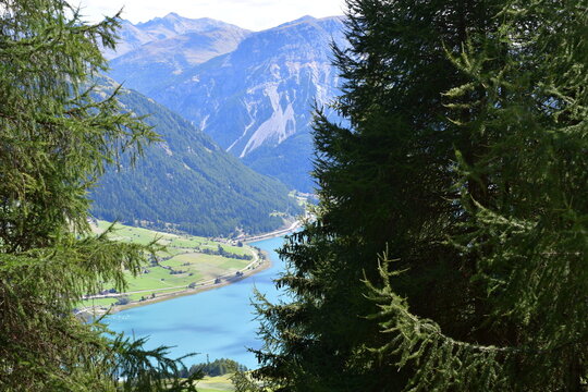 Sch&ouml;ne Landschaft mit Blick zum Reschensee in S&uuml;dtirol 