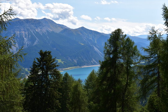 Sch&ouml;ne Landschaft in S&uuml;dtirol mit Blick zum Reschensee 