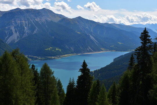 Sch&ouml;ne Landschaft in S&uuml;dtirol mit Blick zum Reschensee 