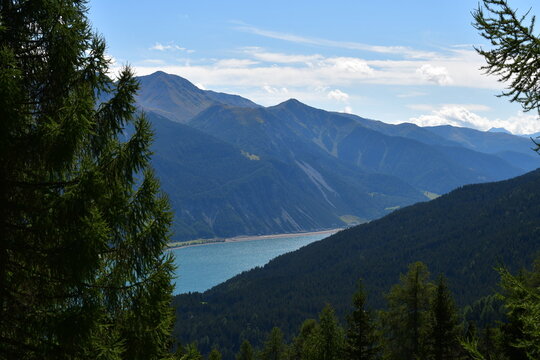 Sch&ouml;ne Landschaft oberhalb vom Reschensee in S&uuml;dtirol 