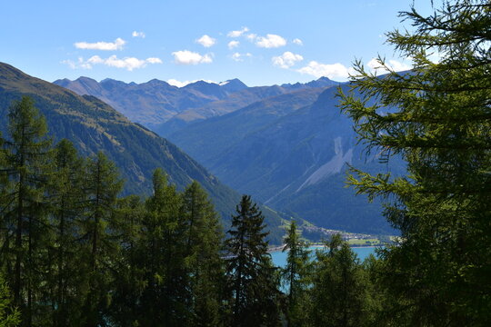 Sch&ouml;ne Landschaft in S&uuml;dtirol mit Blick zum Reschensee 