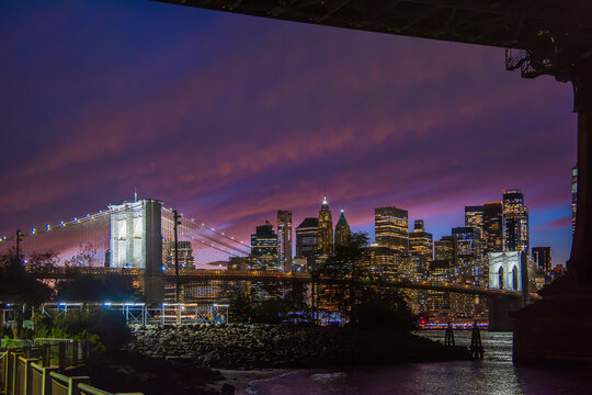 Brooklyn Bridge and Manhattan skyline at night