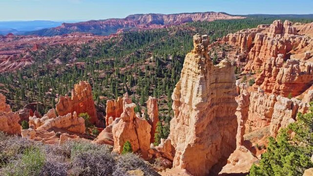 Red rock hoodoos along Fairyland Loop Trail in Bryce Canyon