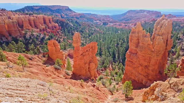 Red rock hoodoos along Fairyland Loop Trail in Bryce Canyon