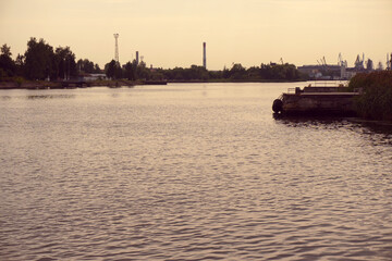 Naklejka premium The riverbank in the city.