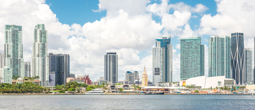 View of the Marina in Miami Bayside with modern buildings and skyline in the background.
