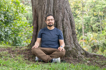 Obraz premium Mindful Meditation Practice Under Ancient Tree in Forest Park