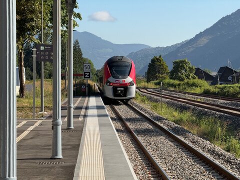 train r&eacute;gional sncf arriv&eacute;e en gare de luchon pyr&eacute;n&eacute;es
