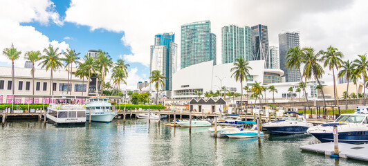 Obraz premium View of the Marina in Miami Bayside with modern buildings and skyline in the background.