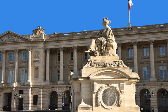 Statue place de la Concorde &agrave; Paris. France