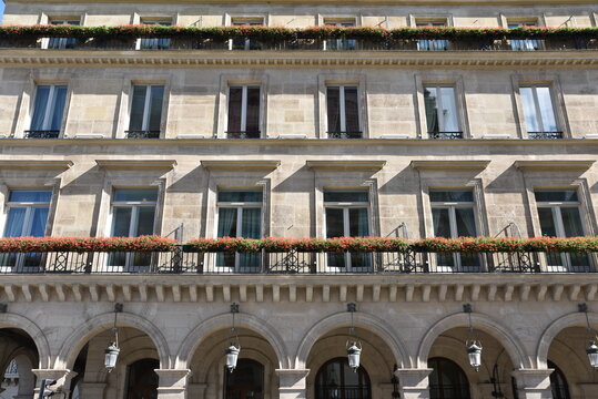 Fa&ccedil;ade de la rue de Rivoli &agrave; Paris. France	
