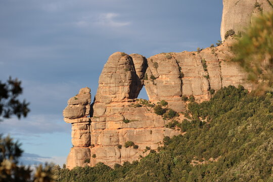 La Foradada, vista panor&aacute;mica de las formaciones rocosas de la monta&ntilde;a de Montserrat y el valle al atardecer, Catalu&ntilde;a.