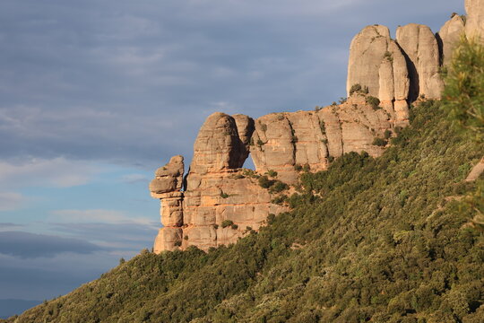 La Foradada, vista panor&aacute;mica de las formaciones rocosas de la monta&ntilde;a de Montserrat y el valle al atardecer, Catalu&ntilde;a.