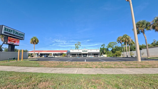 Beef O&rsquo;Brady&rsquo;s Restaurant and Shopping Center in Lakeland Florida