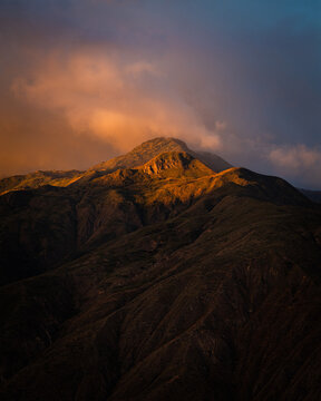 Monta&ntilde;a al atardecer en sudamerica