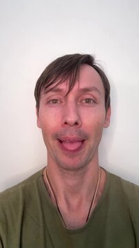 homem c&ocirc;migo faz exercicios fonoaudiologo faciais para produ&ccedil;&atilde;o da voz 