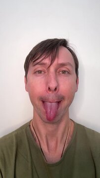 homem c&ocirc;migo faz exercicios fonoaudiologo faciais para produ&ccedil;&atilde;o da voz 