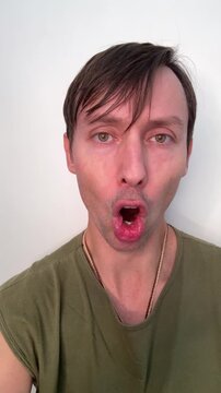 homem c&ocirc;migo faz exercicios fonoaudiologo faciais para produ&ccedil;&atilde;o da voz 