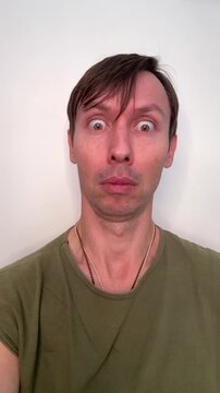 homem c&ocirc;migo faz exercicios fonoaudiologo faciais para produ&ccedil;&atilde;o da voz 