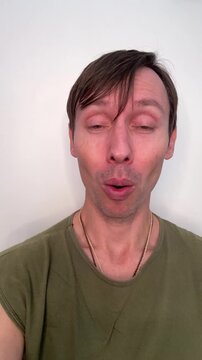 homem c&ocirc;migo faz exercicios fonoaudiologo faciais para produ&ccedil;&atilde;o da voz 